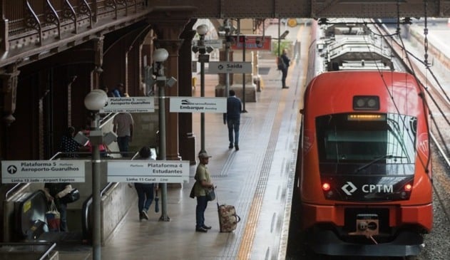Foto de trem em estação