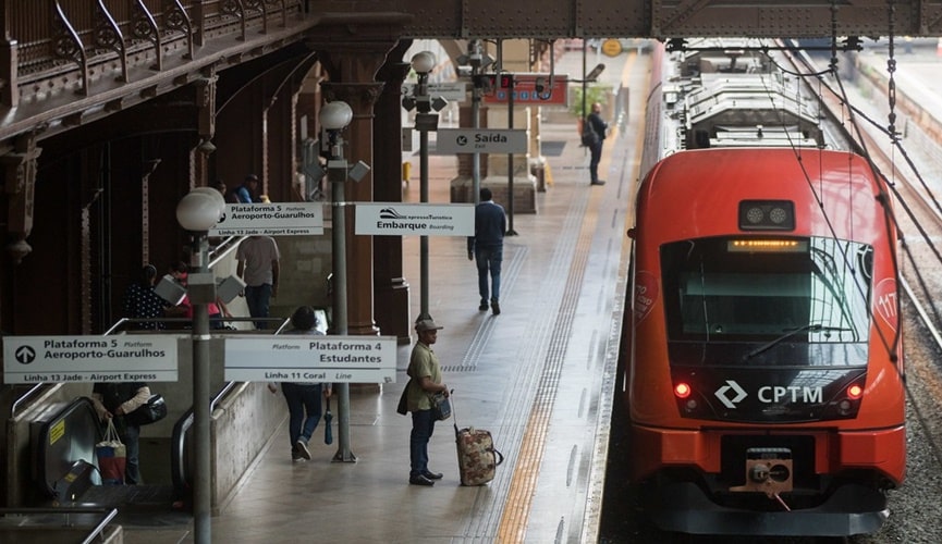 Foto de trem em estação