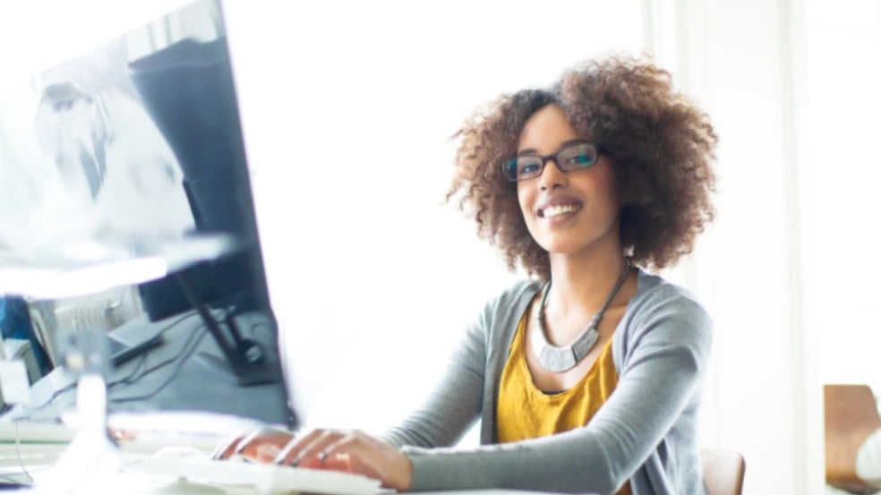 Estagiária em computador.