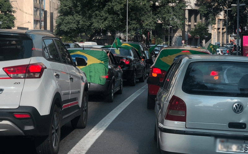 Carros carregam bandeira do Brasil