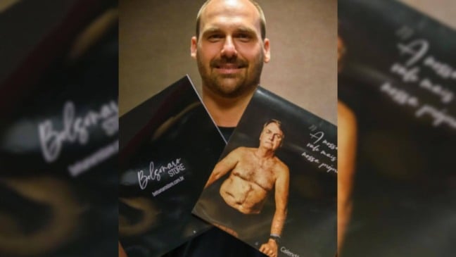 Eduardo Bolsonaro vende calendário com foto do pai sem camisa por R$ 69,90