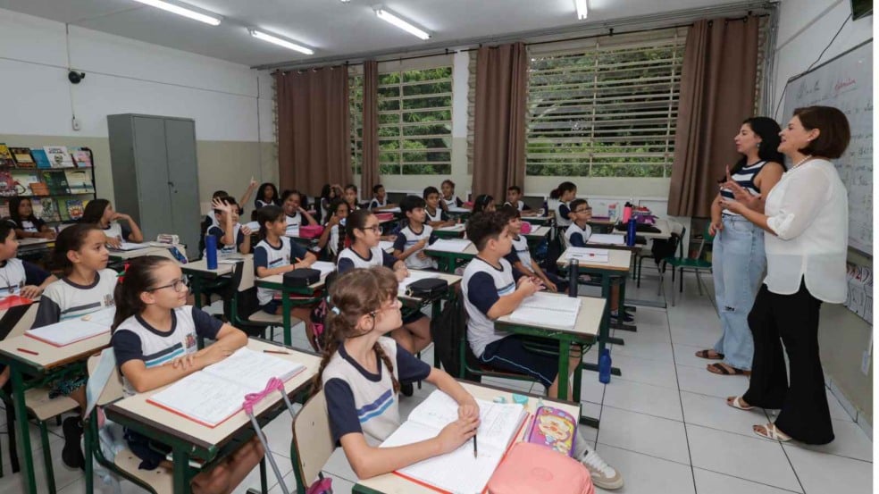Alunos em sala de aula de escola em Jundiaí.