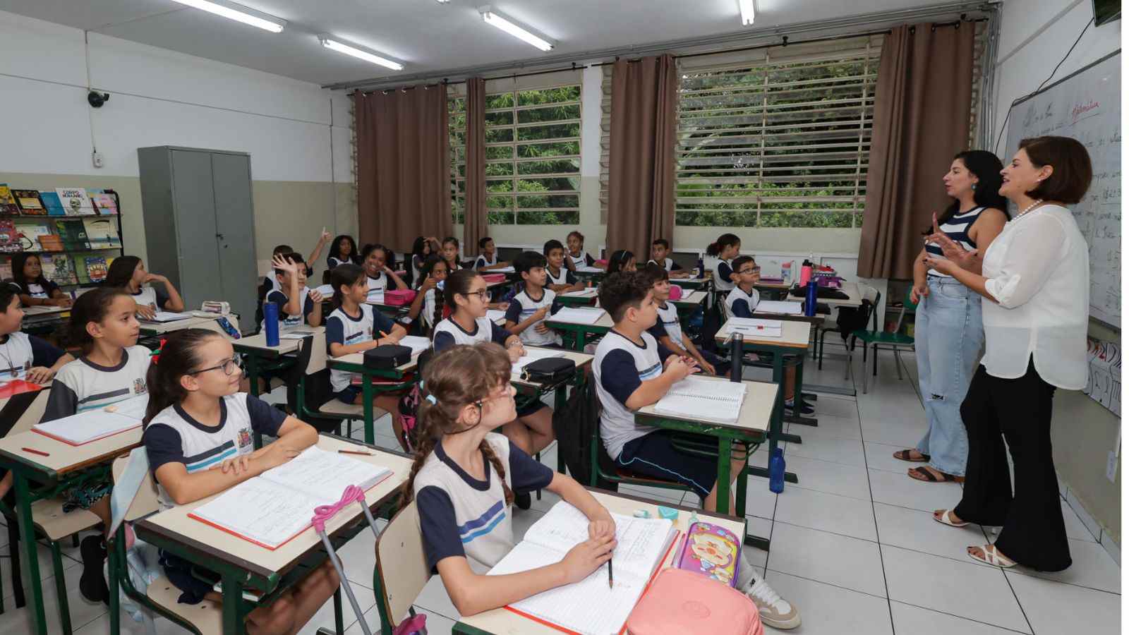 Alunos em sala de aula de escola em Jundiaí.