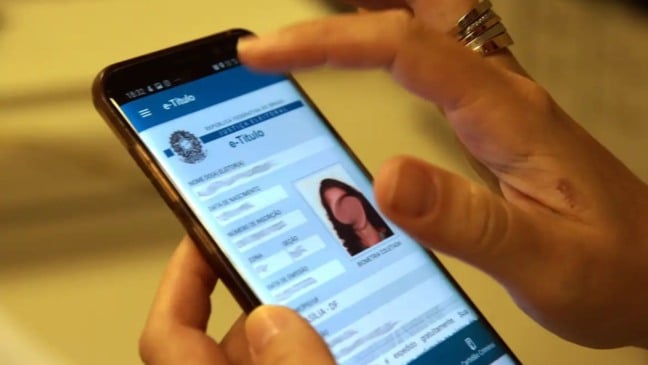 Pessoa acessando aplicativo do e-Título