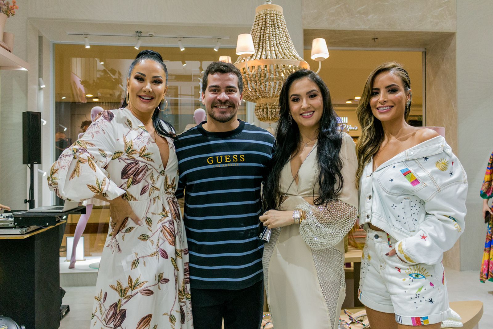 Jessy Marino com ator Thiago Martins, Helen Ganzarolli e influenciadora Fe Marques