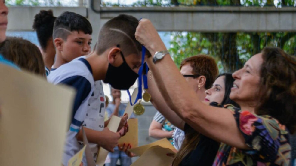 Aluno recebendo medalha