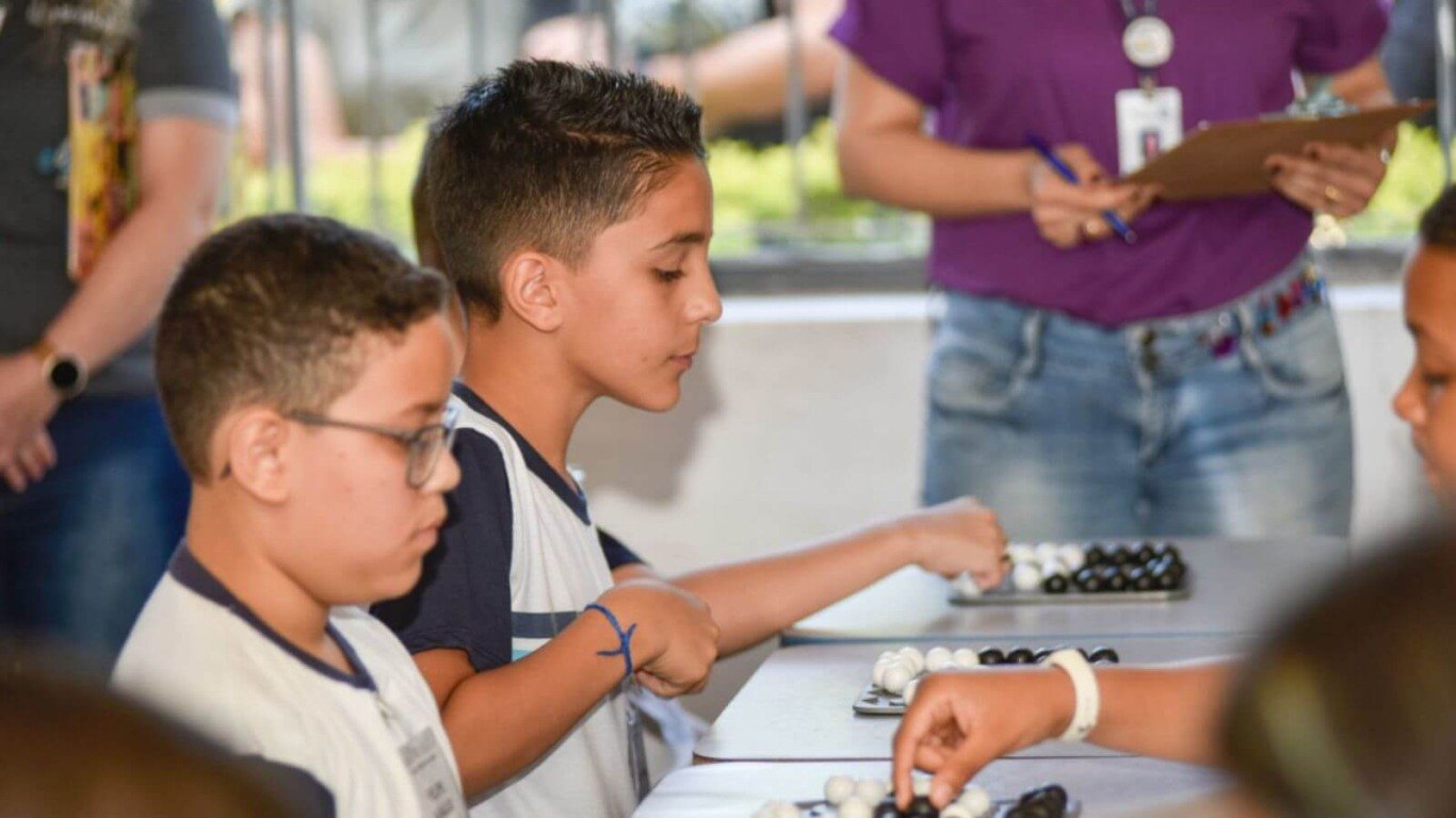 Alunos jogando xadrez