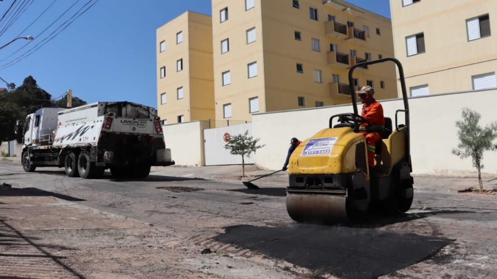 Máquina de asfalto em rua de Campo Limpo Paulista