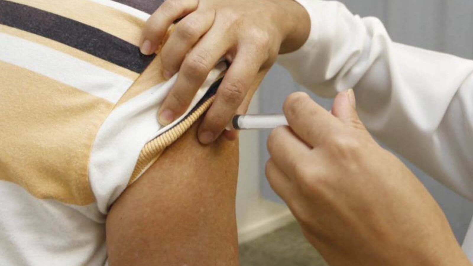 Pessoa sendo vacinada