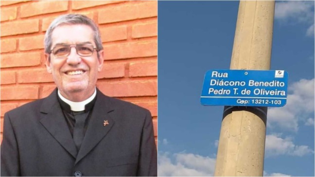 Diácono Benedito Pedro ao lado de placa de rua em Jundiaí