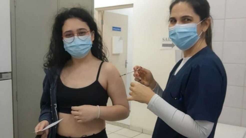 Mãe vacina filha contra Covid-19