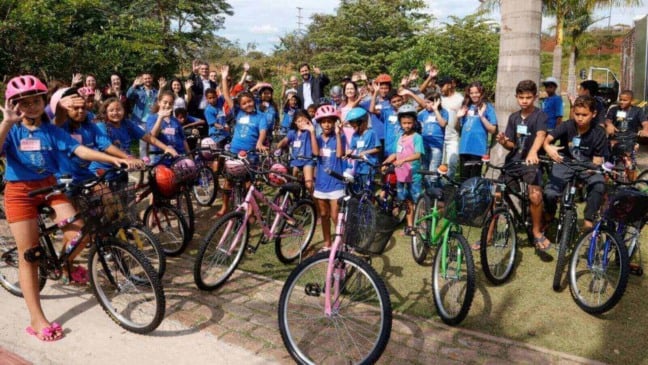 Em Jundiaí, funcionários da empresa JDE doam bicicletas novas para crianças da Casa da Fonte