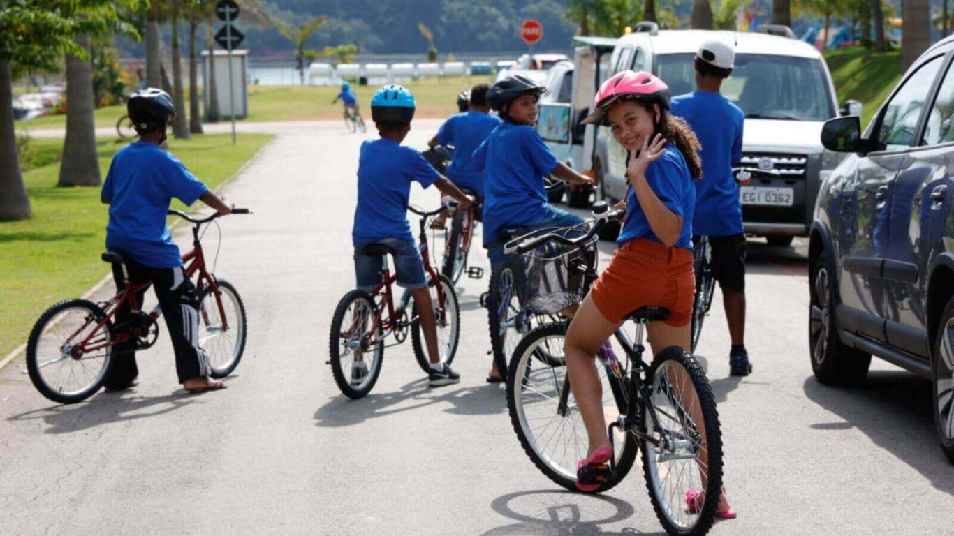 Em Jundiaí, funcionários da empresa JDE doam bicicletas novas para crianças da Casa da Fonte