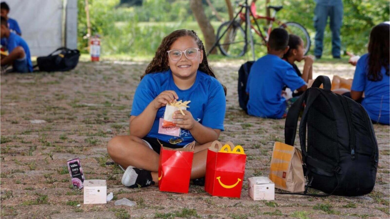 Em Jundiaí, funcionários da empresa JDE doam bicicletas novas para crianças da Casa da Fonte