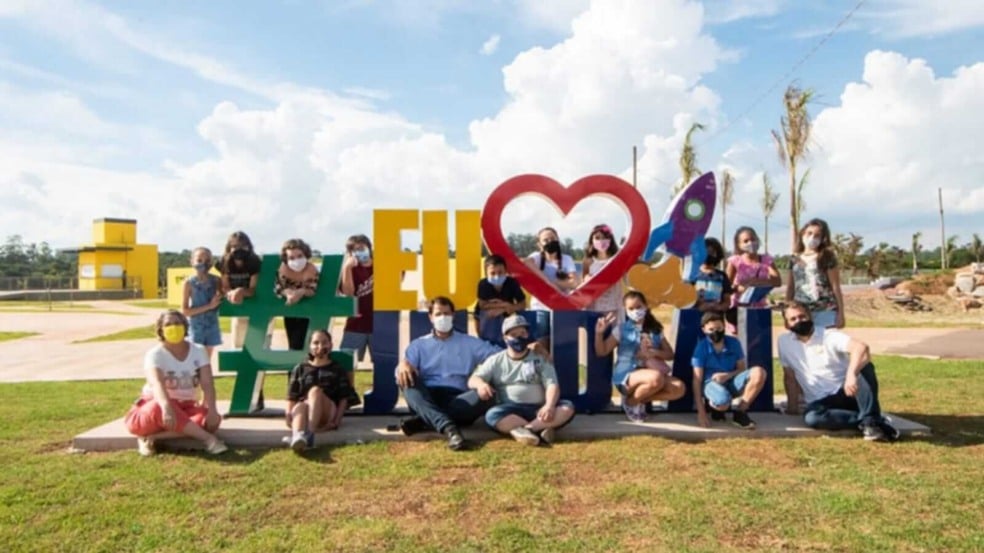 Prefeito de Jundiaí e crianças no Mundo das Crianças