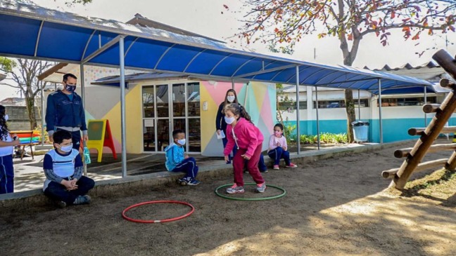 Alunos brincando em EMEB de Jundiai