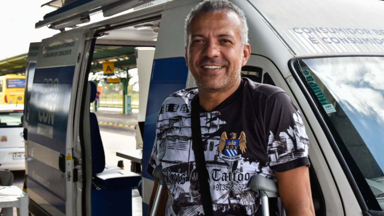 Homem atendido pelo Procon Móvel no Cecap, em Jundiaí