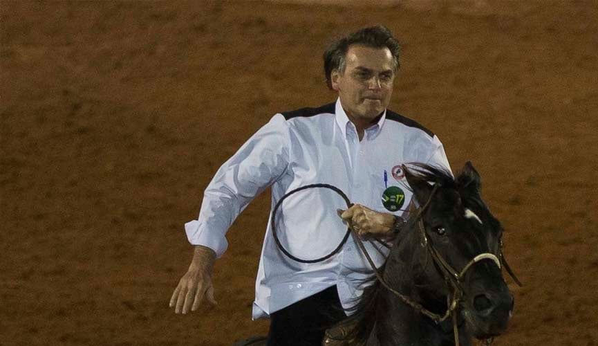 Em festa de peão, Bolsonaro assina decreto a favor de rodeios