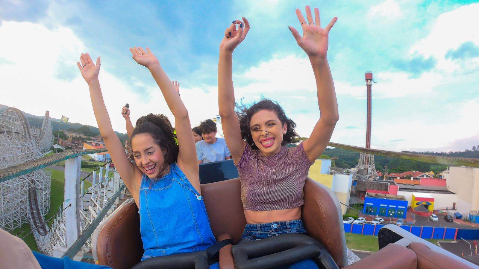 Mulheres em montanha-russa do Hopi Hari