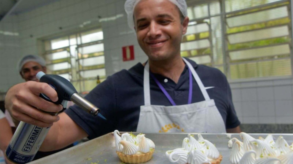 Homem em curso de culinária