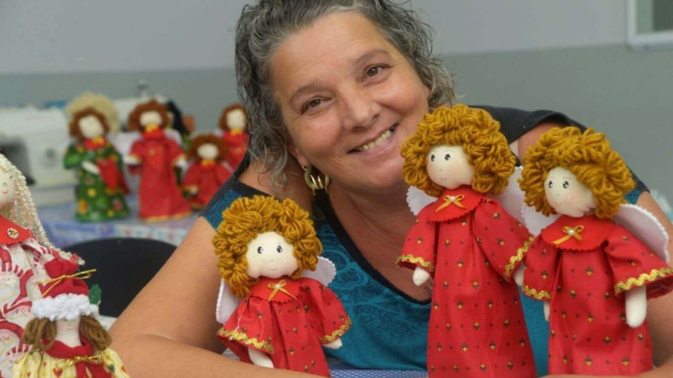 Mulher com bonecas artesanais