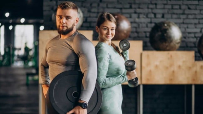 Homem e mulher em academia