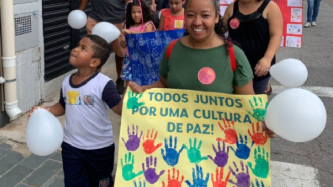 Emeb de Jundiaí faz caminhada por ‘mais brincadeiras, menos tecnologia’ na Ponte São João