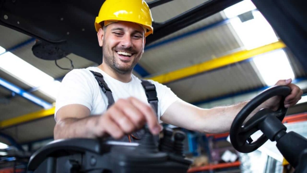 Homem em empilhadeira