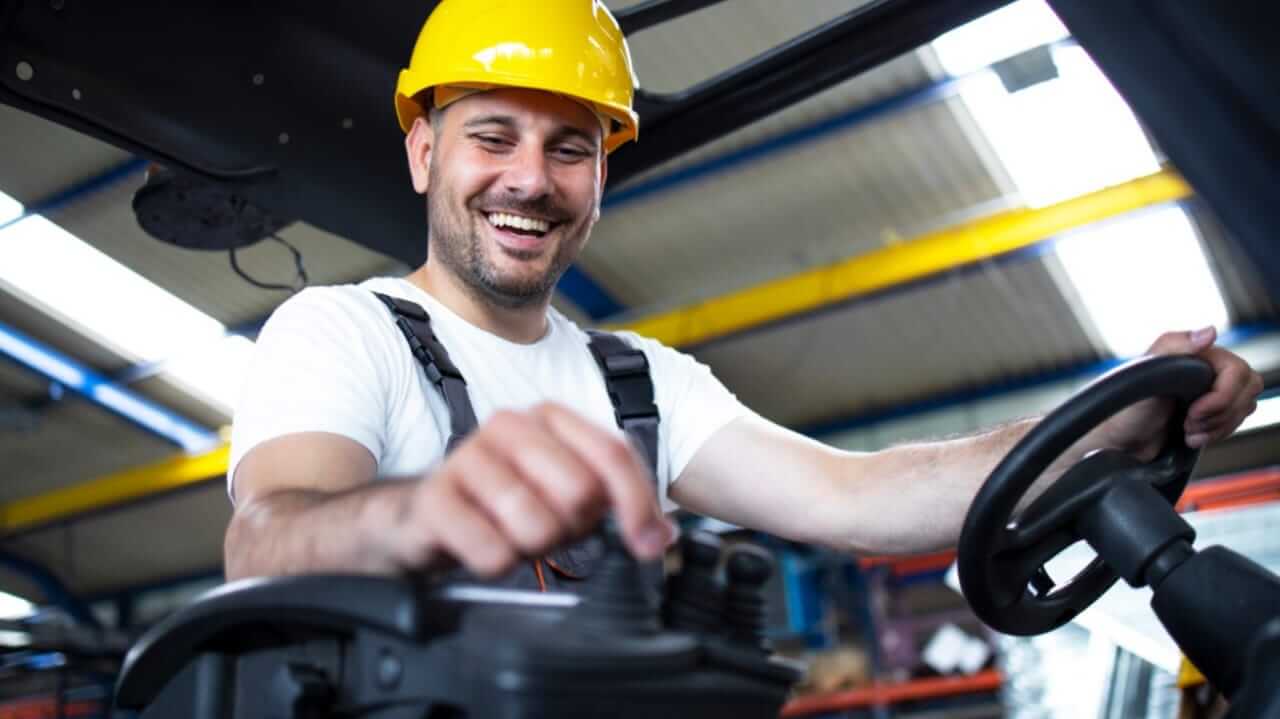 Homem em empilhadeira