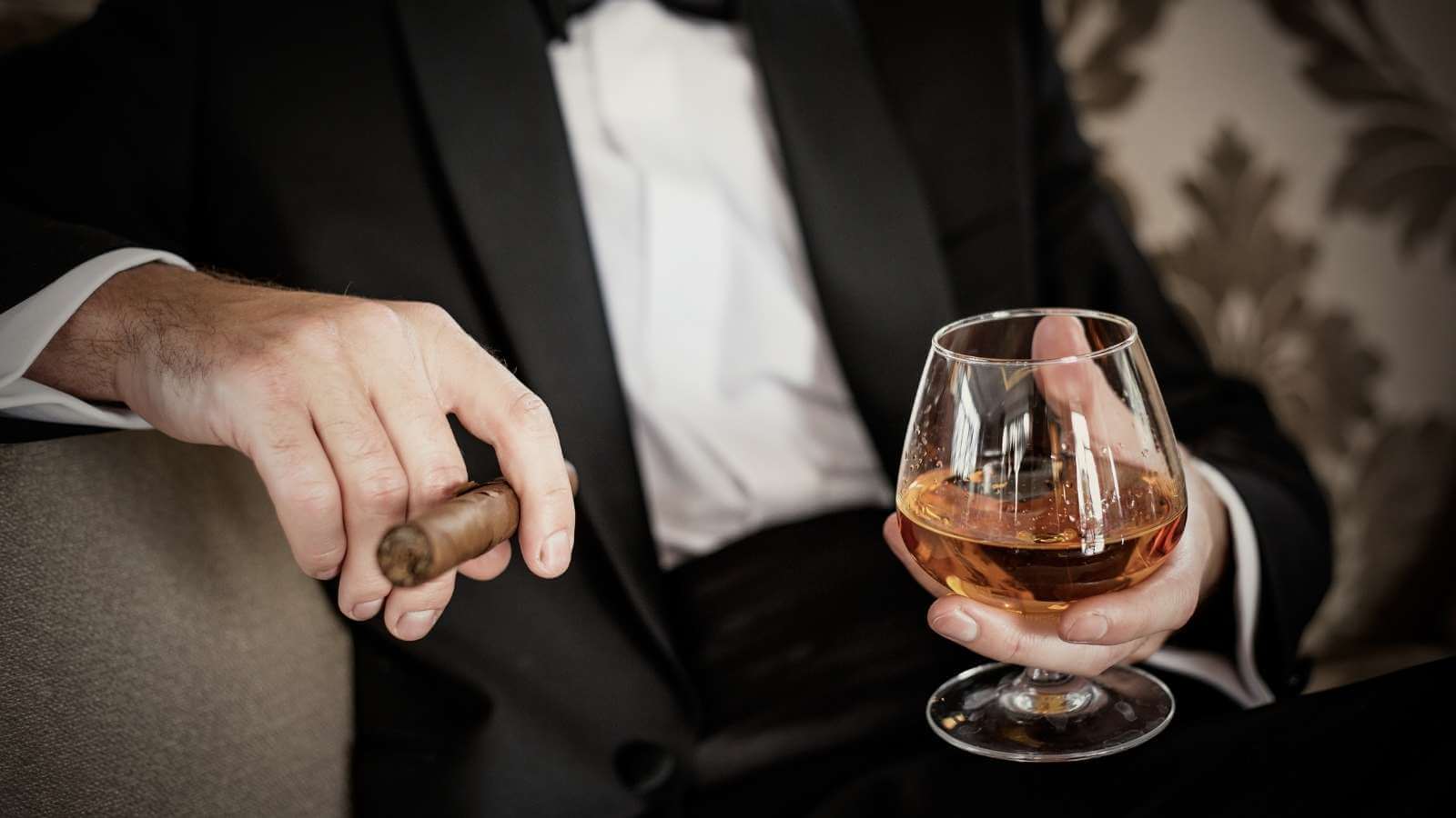 Homem rico com charuto e vinho