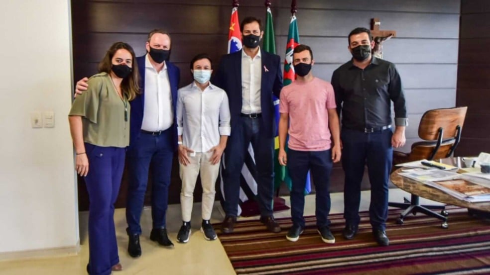 Prefeito de Jundiaí e participantes de encontro no Paço Municipal