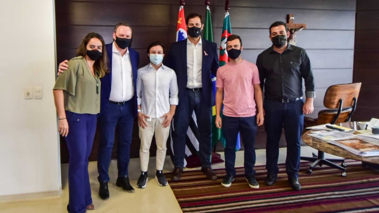 Prefeito de Jundiaí e participantes de encontro no Paço Municipal