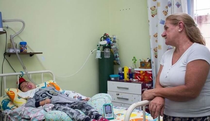 garoto com paralisia cerebral