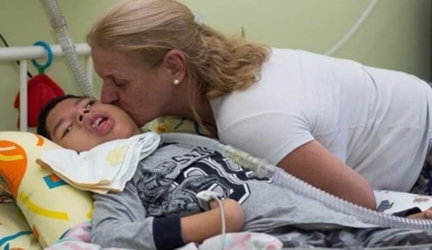 garoto com paralisia cerebral