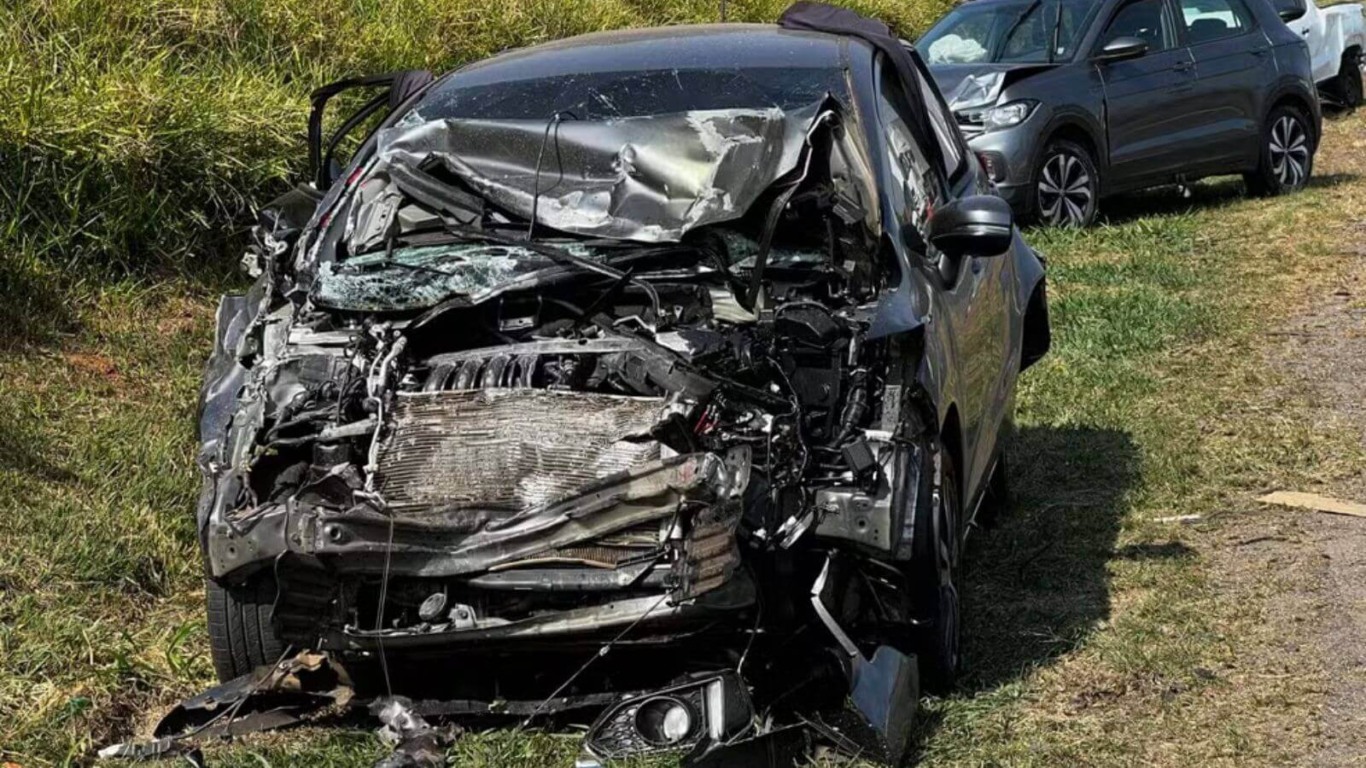 Carro batidos em engavetamento na rodovia dos Bandeirantes em Jundiaí