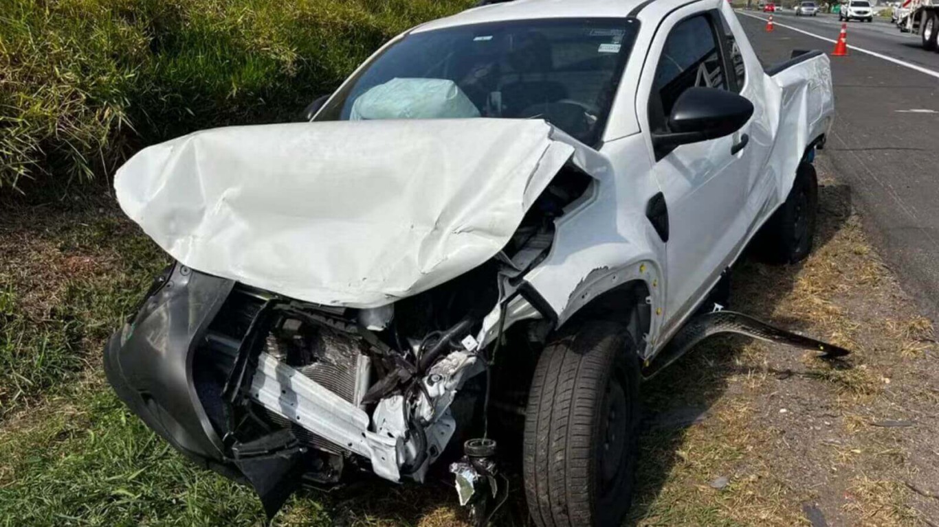 Carro batidos em engavetamento na rodovia dos Bandeirantes em Jundiaí