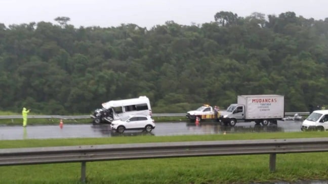 Engavetamento e acidente na Rodovia Bandeirantes
