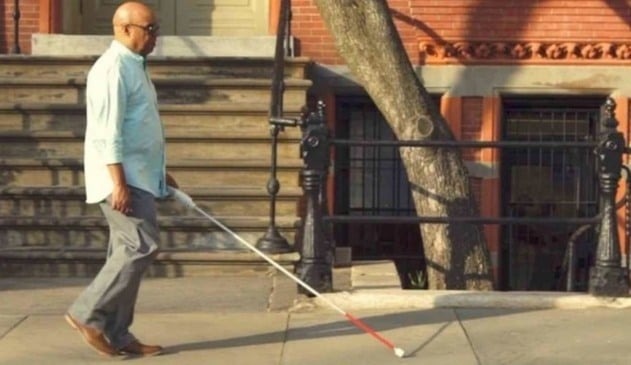 Engenheiro cego cria bengala que usa Google Maps e sensores para identificar obstáculos