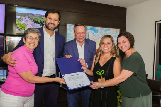 Prefeitura de Jundiaí homenageia Emeb Flórida Mestag por premiação nacional de sustentabilidade