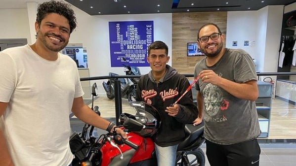 Motoboy ganha moto. (Foto: Divulgação/Facebook)
