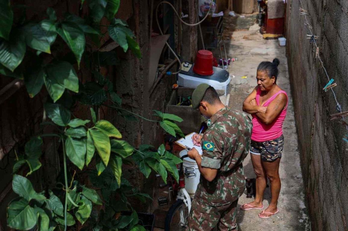 Mutirão contra dengue nas Vilas Ruy Barbosa e Nambi tem apoio do 12º GAC Mutirão contra dengue nas Vilas Ruy Barbosa e Nambi tem apoio do 12º GAC