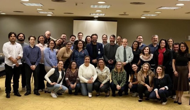 Equipe do HSV ao lado de representantes de outros hospitais e capacitadores do Sírio-Libanês