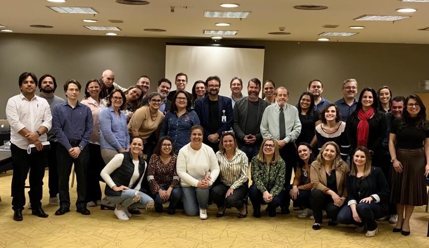 Equipe do HSV ao lado de representantes de outros hospitais e capacitadores do Sírio-Libanês