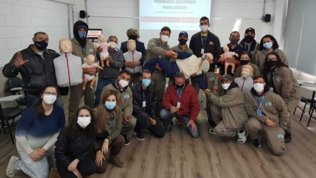 Equipe do Mundo das Crianças com alunos da FMJ