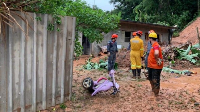 Equipes da Defesa Civil em casa de Várzea Paulista
