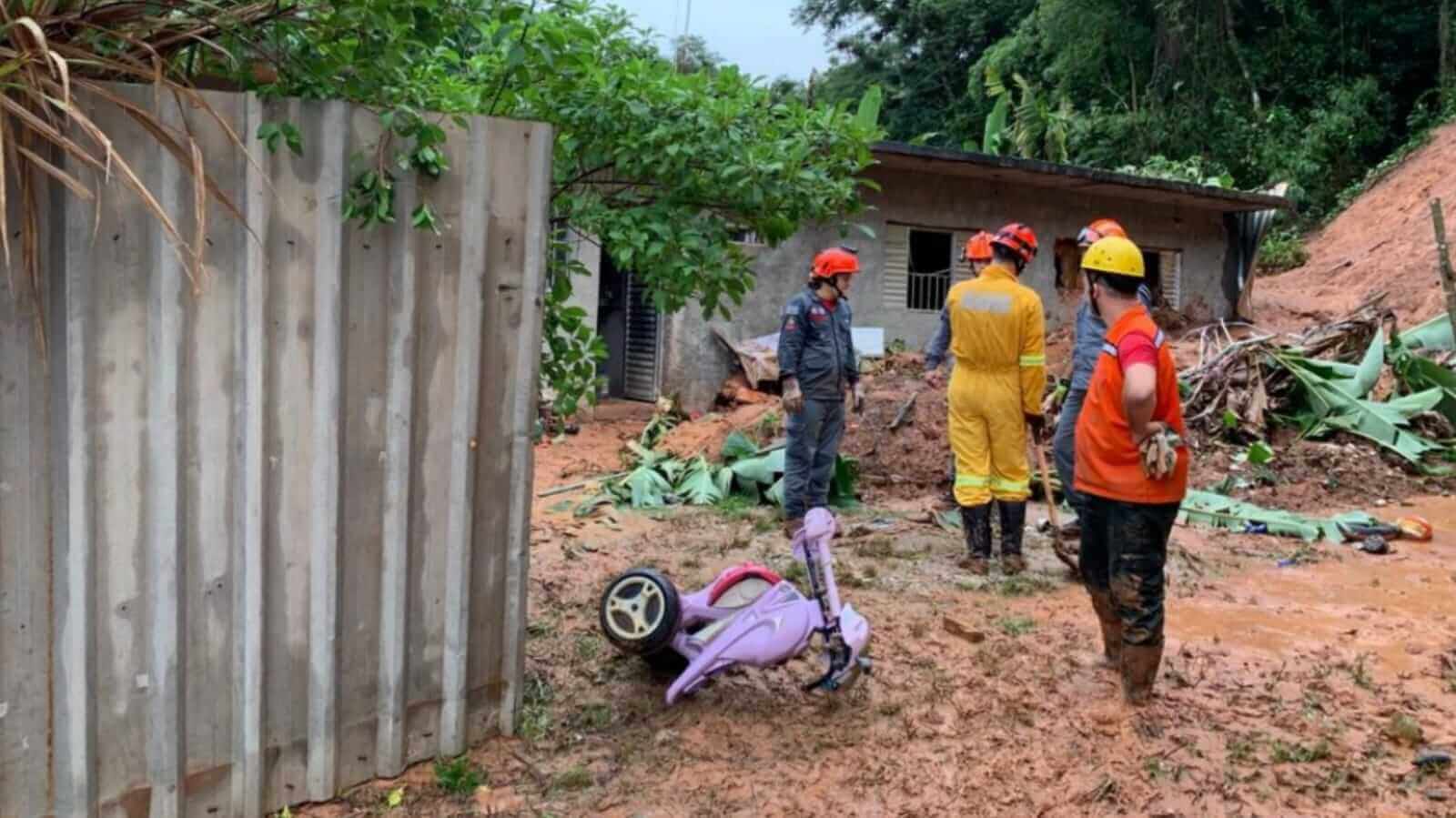 Equipes da Defesa Civil em casa de Várzea Paulista