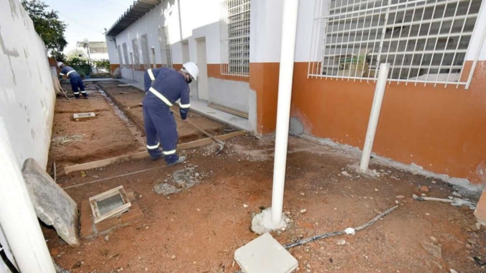 Homens trabalhando em obras de escola
