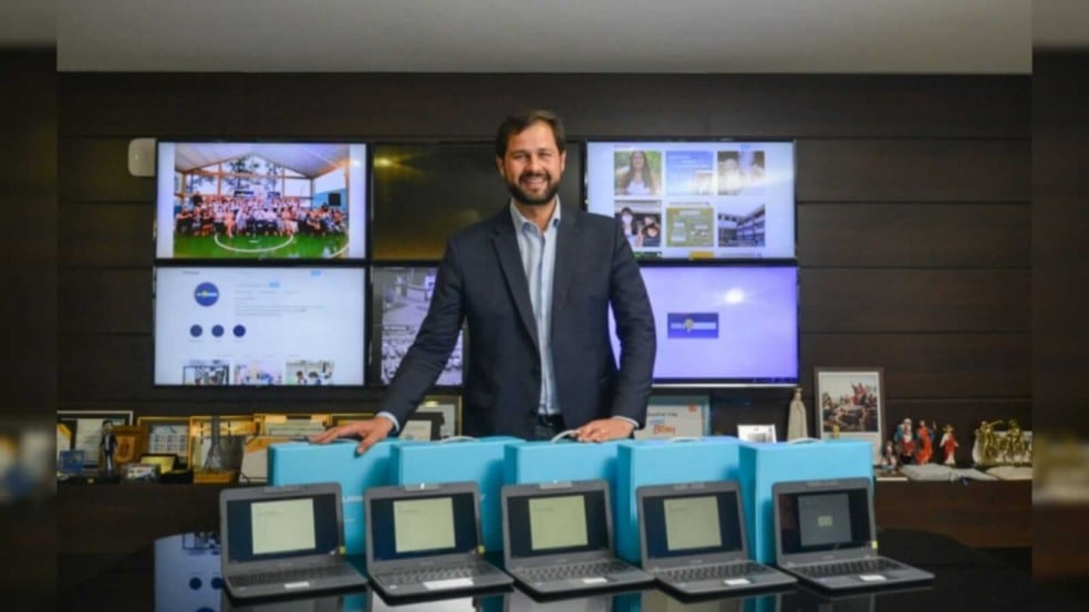 Homem com notebooks em uma sala