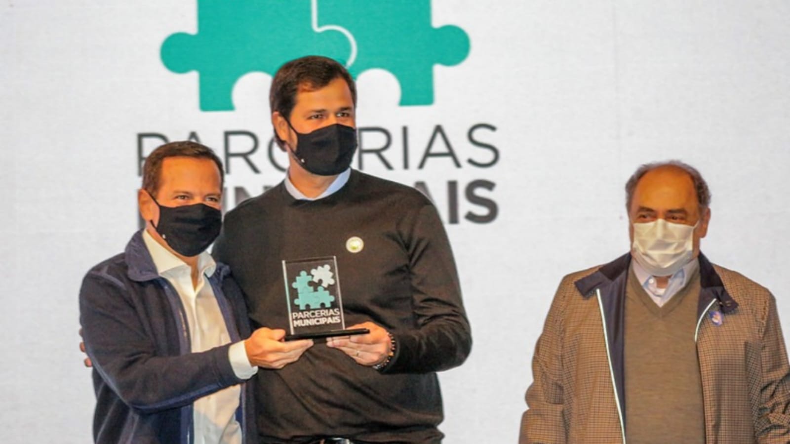 João Doria entrega prêmio para Luiz Fernando Machado