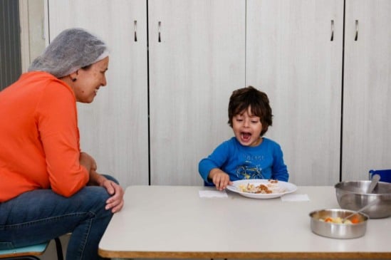Escola Inovadora: refeição em sala de aula visa estimular autonomia das crianças